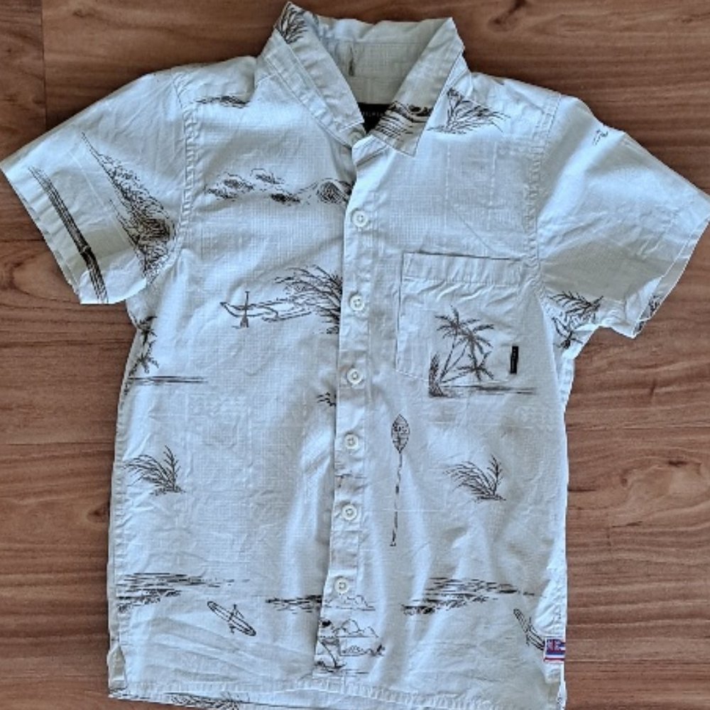 Boy's Quicksilver aloha shirt size 7. Used in excellent condition. Beige